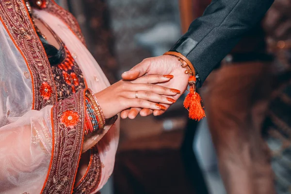 在婚礼上紧紧地握住了一对印第安夫妇的手 — 图库照片