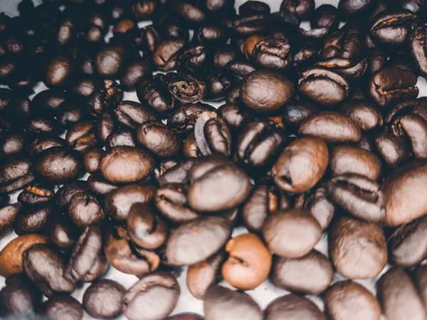 Zblízka Černých Kávových Zrn Přírodní Hořkou Chutí Rozmazaným Pozadím — Stock fotografie