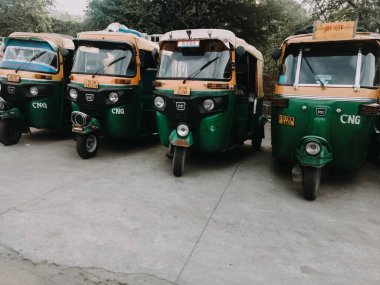 Delhi, Hindistan, 15 Haziran 2020 - Sokaktaki Hint Otomobil Grubu (tuk-tuk) turistler ve yerel taşımacılık araçları tarafından kullanıldı