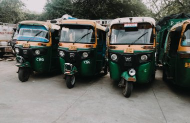 Delhi, Hindistan, 15 Haziran 2020 - Sokaktaki Hint Otomobil Grubu (tuk-tuk) turistler ve yerel taşımacılık araçları tarafından kullanıldı