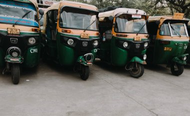 Delhi, Hindistan, 15 Haziran 2020 - Sokaktaki Hint Otomobil Grubu (tuk-tuk) turistler ve yerel taşımacılık araçları tarafından kullanıldı