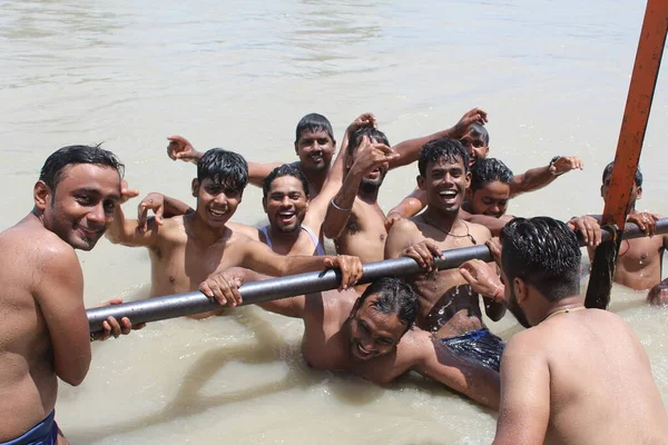 Haridwar Índia Junho 2020 Peregrinos Estão Tomando Banho Sagrado Rio — Fotografia de Stock