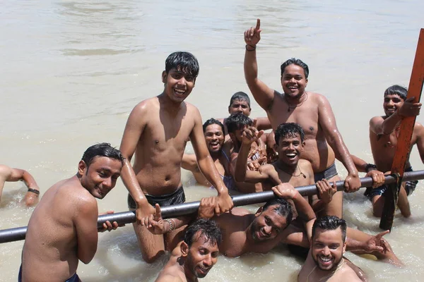 ハリダワール インド 2020年6月22日 巡礼者たちは ヒンズー教の祭りの際に救いを得るために ハリダワールのハーキポーリにある聖なる川のガンガで聖なる風呂に入っています ウッタラーカンド州ハリド戦争のガンジス川 — ストック写真