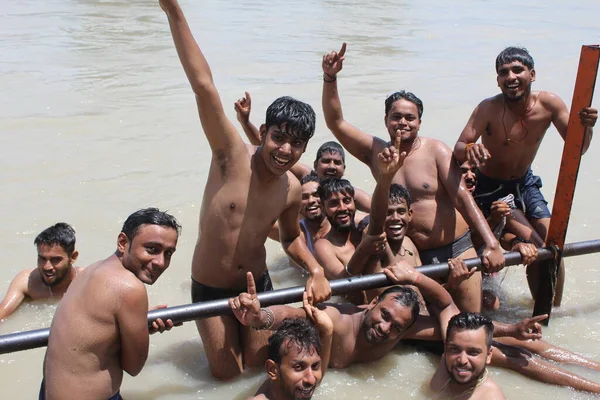 Haridwar Índia Junho 2020 Peregrinos Estão Tomando Banho Sagrado Rio — Fotografia de Stock