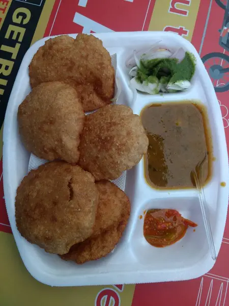 Nordindisk Bedmi Poori Potatis Bhaji Mathi Bockhornsklöverfrö Chutney New Delhi — Stockfoto