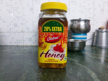 Delhi, Hindistan - 30 Haziran 2020: Dabur bal ürününü kapatın