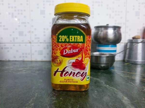 Delhi, Hindistan - 30 Haziran 2020: Dabur bal ürününü kapatın