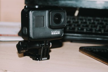 Delhi, Hindistan - 30 Nisan 2020: Mount Stand 'daki aksiyon kamerası masadaki klemp, gopro kahraman 7 Black