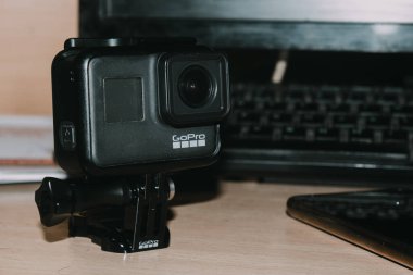 Delhi, Hindistan - 30 Nisan 2020: Mount Stand 'daki aksiyon kamerası masadaki klemp, gopro kahraman 7 Black