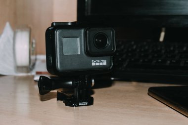 Delhi, Hindistan - 30 Nisan 2020: Mount Stand 'daki aksiyon kamerası masadaki klemp, gopro kahraman 7 Black