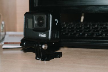 Delhi, Hindistan - 30 Nisan 2020: Mount Stand 'daki aksiyon kamerası masadaki klemp, gopro kahraman 7 Black