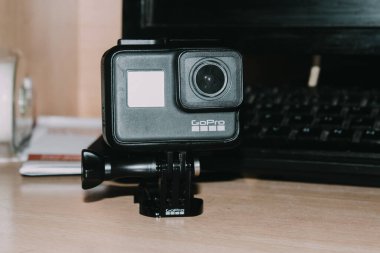 Delhi, Hindistan - 30 Nisan 2020: Mount Stand 'daki aksiyon kamerası masadaki klemp, gopro kahraman 7 Black