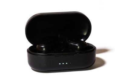 Kablosuz Bluetooth Kulaklık, Kablosuz Şarj Davası beyaz arkaplanda.