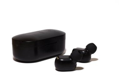 Kablosuz Bluetooth Kulaklık, Kablosuz Şarj Davası beyaz arkaplanda.