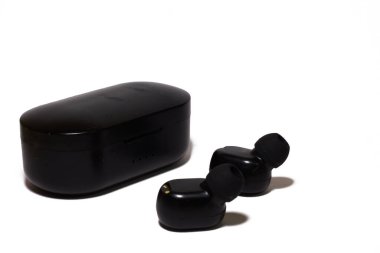 Kablosuz Bluetooth Kulaklık, Kablosuz Şarj Davası beyaz arkaplanda.
