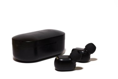 Kablosuz Bluetooth Kulaklık, Kablosuz Şarj Davası beyaz arkaplanda.