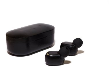 Kablosuz Bluetooth Kulaklık, Kablosuz Şarj Davası beyaz arkaplanda.