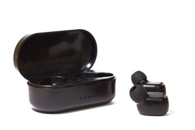 Kablosuz Bluetooth Kulaklık, Kablosuz Şarj Davası beyaz arkaplanda.