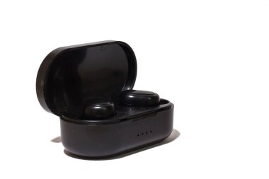 Kablosuz Bluetooth Kulaklık, Kablosuz Şarj Davası beyaz arkaplanda.
