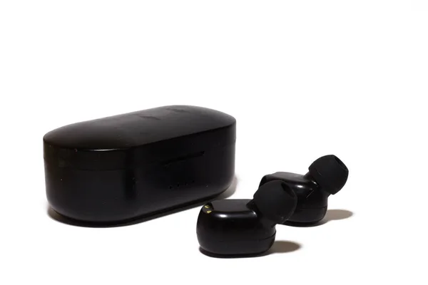 Kablosuz Bluetooth Kulaklık, Kablosuz Şarj Davası beyaz arkaplanda.