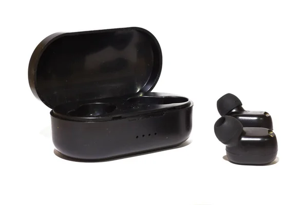 Kablosuz Bluetooth Kulaklık, Kablosuz Şarj Davası beyaz arkaplanda.