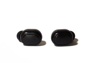Kablosuz Bluetooth kulaklık beyaz arkaplan.