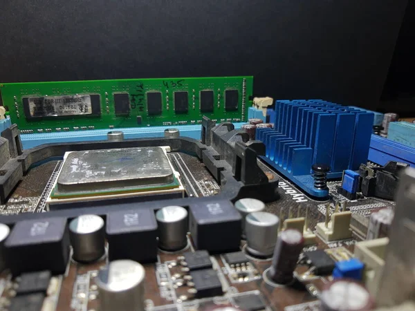 コンピュータハードウェア マザーボード ボード上に多くの電気部品が配置されたクローズアップマイクロチップ — ストック写真