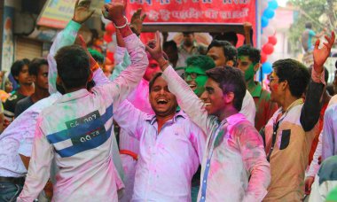 Delhi, Hindistan - 21 Ağustos 2020: Ganesh Visarjan sırasında Delhi 'de Tanrı Ganesha' ya veda etmek için dans edenler