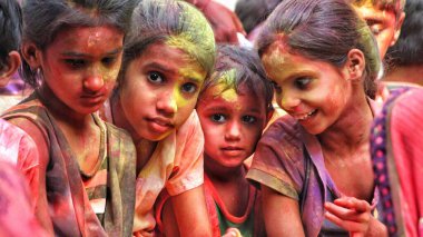 Delhi, Hindistan - 21 Ağustos 2020: Hintliler Ganesh Visarjan 'da renklerle lekelenmiş durumdalar