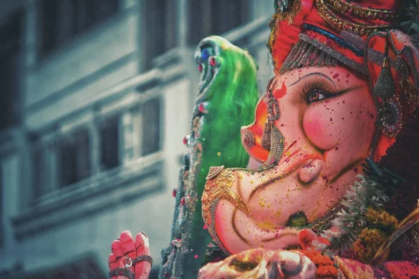 Delhi, Hindistan - 21 Ağustos 2020: Ganj Nehri 'nde Hindu Tanrısı İdol Ganesh' i Kutsal Batış (Ganpati Visharjan) taşıyan insanlar
