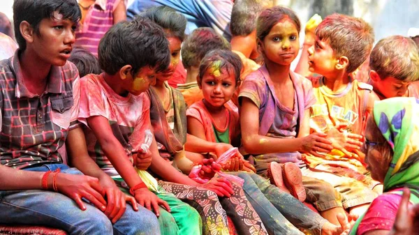 Delhi, Hindistan - 21 Ağustos 2020: Hintliler Ganesh Visarjan 'da renklerle lekelenmiş durumdalar