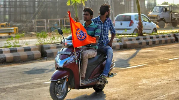 Delhi, Hindistan - 21 Ağustos 2020: Hintliler Ganesh Visarjan 'da renklerle lekelenmiş durumdalar