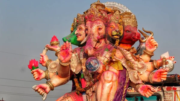 Delhi Indie Sierpnia 2020 Ludzie Niosący Hinduskiego Boga Idola Ganesha — Zdjęcie stockowe