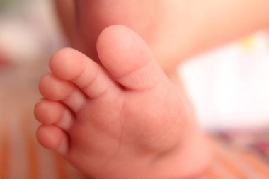 Minik Yeni Doğan Bebeğin Ayaklarına Yaklaş