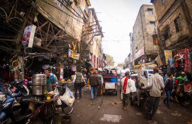 Delhi, Hindistan - 19 Eylül 2020 - Purani delhi sokağı ve market veya chandni chowk dükkanları
