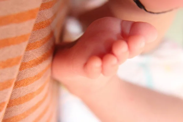 Nahaufnahme Der Füße Des Kleinen Neugeborenen — Stockfoto