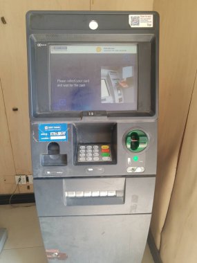 Delhi, Hindistan - 28 Eylül 2020, HDFC ATM para çekme, banka hesap aktarımı