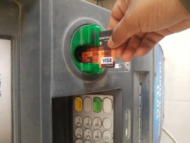 Delhi, Hindistan - 28 Eylül 2020, HDFC ATM para çekme, banka hesap aktarımı
