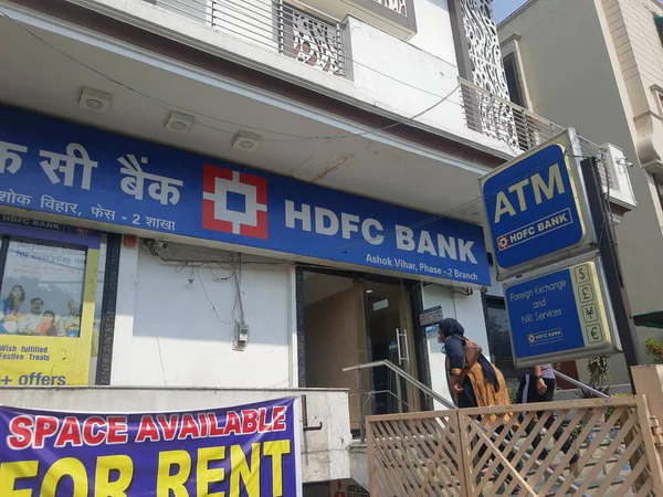 Delhi, Hindistan - 28 Eylül 2020 HDFC Bank ATM en büyük özel Hindistan bankacılık ve finans hizmetleri şirketidir