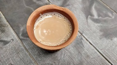 Kuzey Hindistan 'dan bir kulhar ya da kulhad fincanı (geleneksel sapsız kil bardak) sıcak Hint çayıyla doludur.