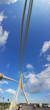 İmza Köprüsü, Wazirabad bölgesindeki Yamuna Nehri boyunca uzanan ve Wazirabad 'ı Doğu Delhi' ye bağlayan kantilever kablolu bir köprüdür..