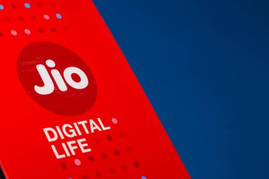 Delhi, Hindistan - Ekim 05, 2020: Her JioFi ile Jio SIM kartları veya mavi arkaplan için 4G Smartphone