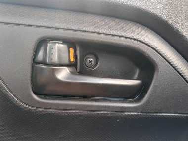 Eski gri araba açacağının içinde ve kapı kolunun kilidini aç