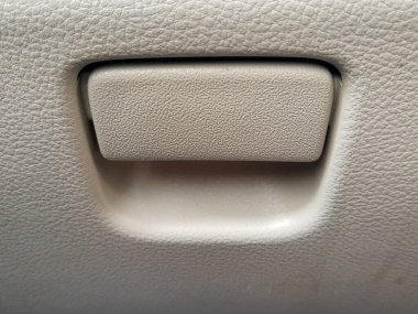 Eski gri araba açacağının içinde ve kapı kolunun kilidini aç