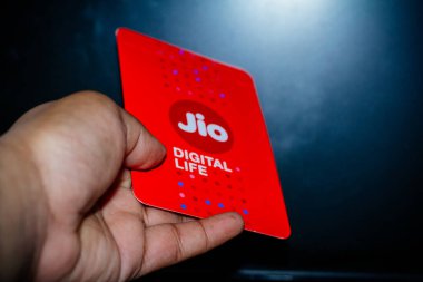 Delhi, Hindistan - Ekim 05, 2020: Jio SIM kartları her JioFi veya 4G akıllı telefonuyla el ele