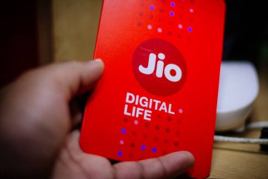 Delhi, Hindistan - Ekim 05, 2020: Jio SIM kartları her JioFi veya 4G akıllı telefonuyla el ele