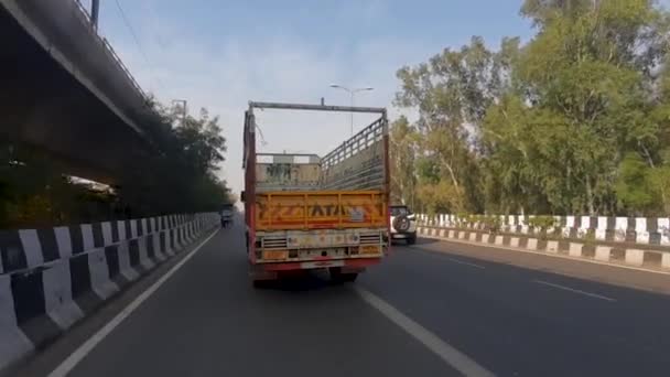 デリー インド 2020年10月5日 サイドビューカメラは 高速道路のデリーでタタトラックの運転に続きます — ストック動画