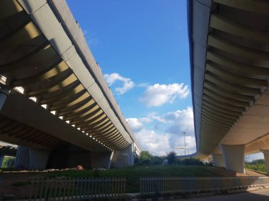 Beton bir yol köprüsünün altında. Köprü, Wazirabad bölgesindeki Yamuna Nehri 'nin kıyısındaki köprüye destek veriyor.