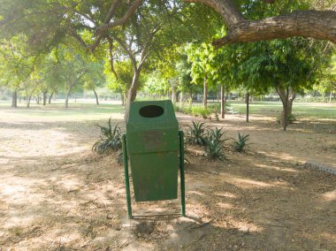 Delhi, Hindistan - 5 Ekim 2020: Yeni Delhi hükümeti parka yeşil bir çöp bidonu kurdu