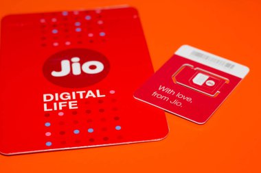 Delhi, Hindistan - Ekim 05, 2020: Her JioFi ya da 4G Akıllı Telefon Arkaplanı ile Jio SIM